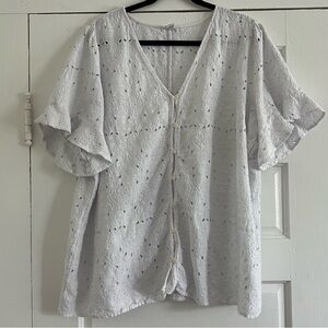 Old Navy VNeck button down eyelet blouse